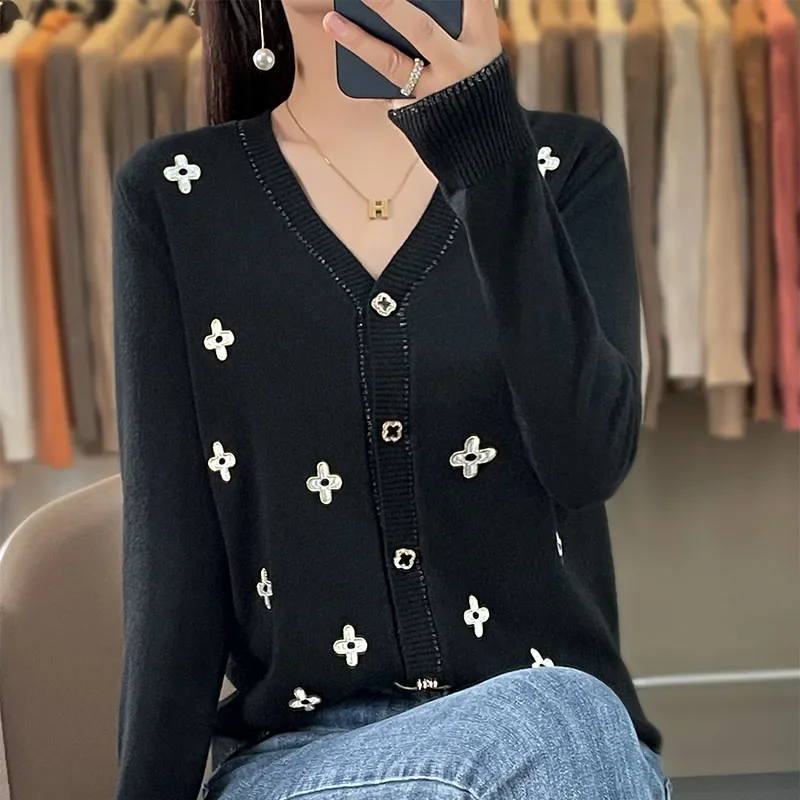 

Women's boutique high-end sweater knitted cashmere sweater V-neck cardigan long sleeved new cashmere sweater