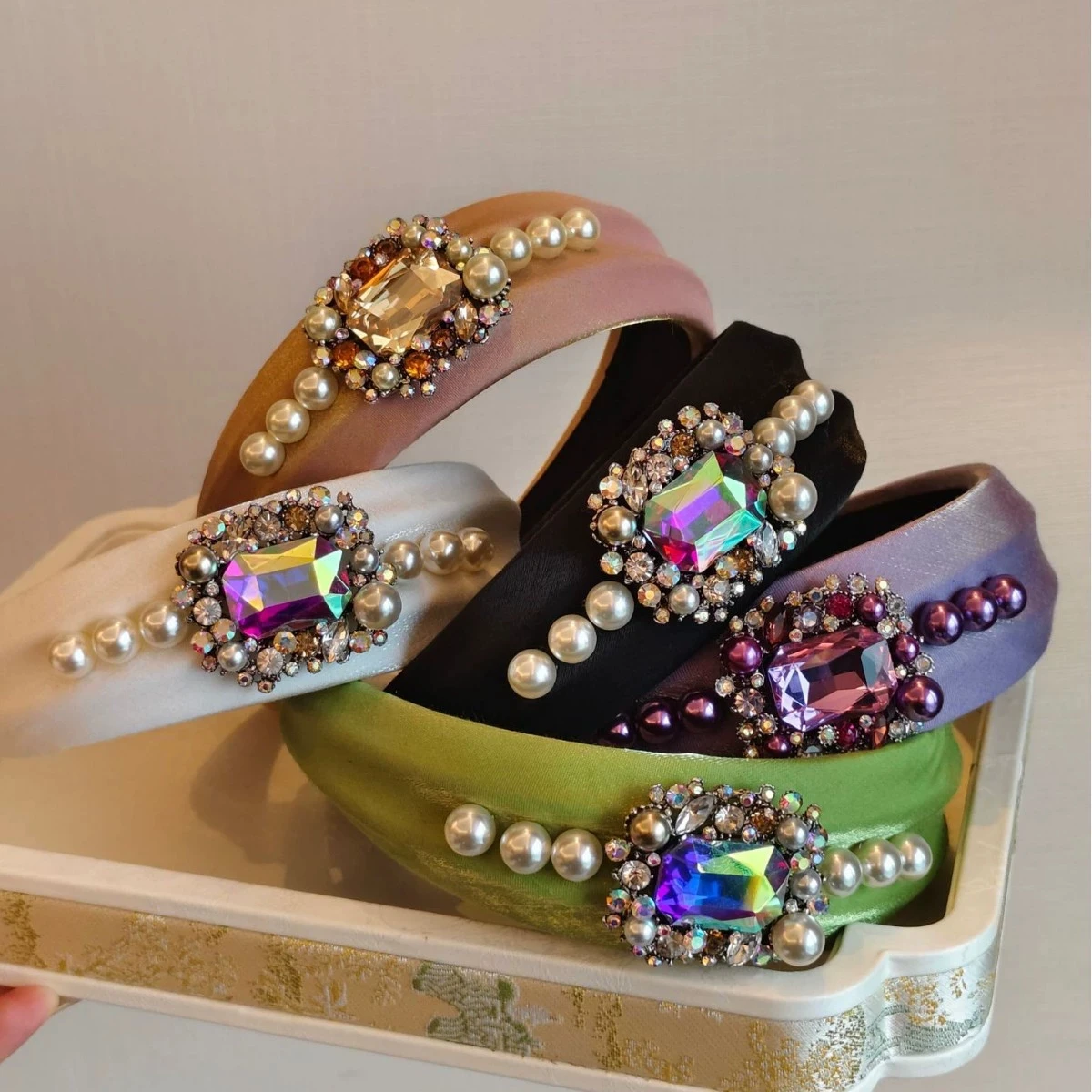 

Новая модная повязка на голову в стиле барокко с жемчугом и стразами для женщин, для вечеринок, красивая, черная, зеленая, фиолетовая, аксессуар для волос