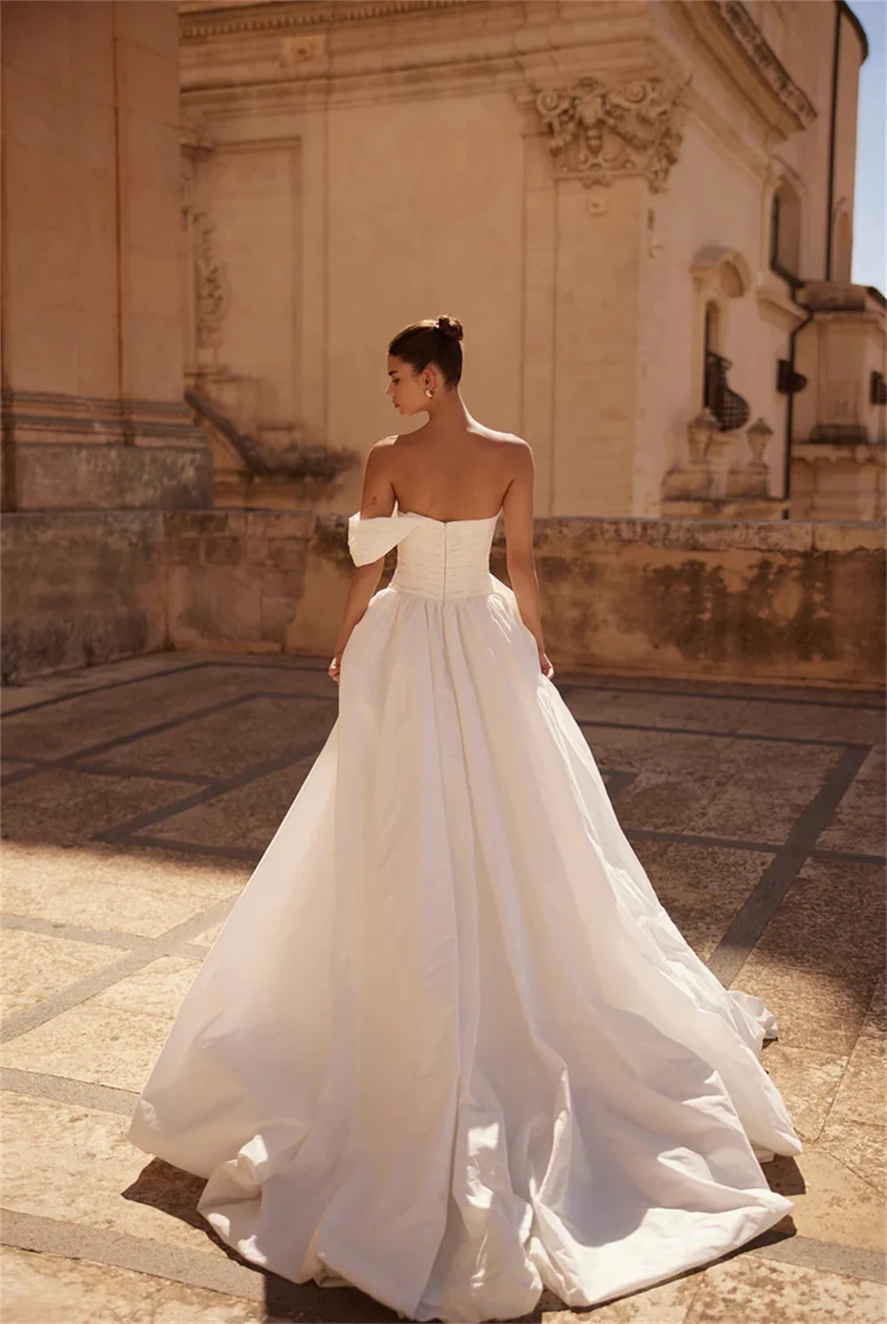 Abito da sposa monospalla bianco personalizzato Tokyo senza maniche A-Line con cerniera posteriore Abiti da sposa 2025 Abiti da sposa con spacco alto laterale