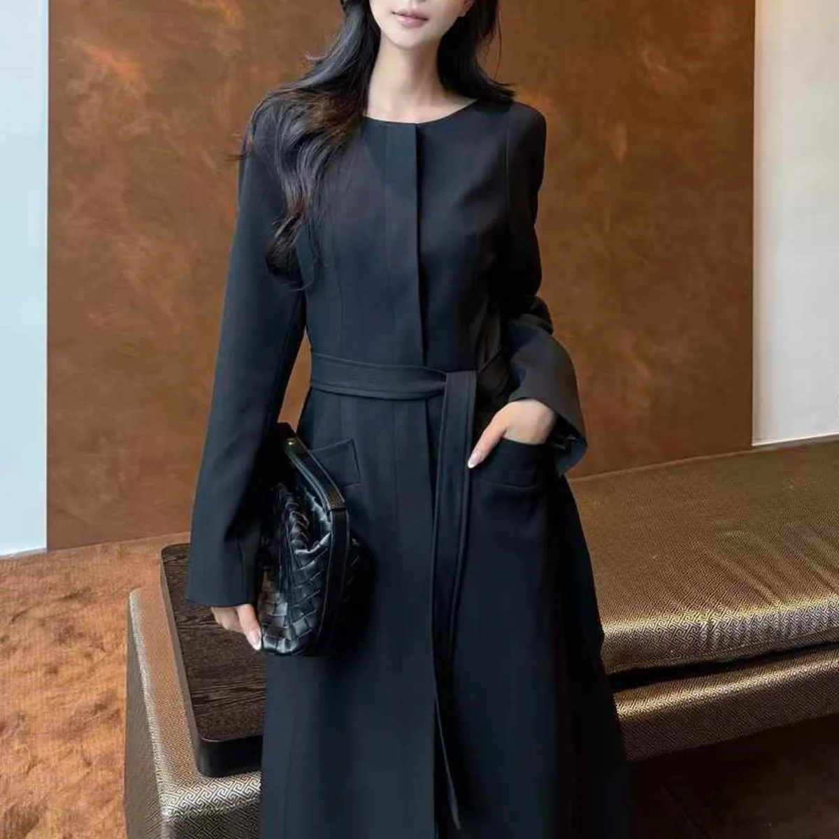 เสื้อเบลเซอร์ทรงยาวปานกลาง คอวี ผูกเชือก แต่งลูกไม้ สำหรับผู้หญิง คอลเลคชั่นฤดูใบไม้ผลิ/ฤดูใบไม้ร่วง ปี 2025 สีพื้น เรียบหรู สไตล์สาวออฟฟิศ