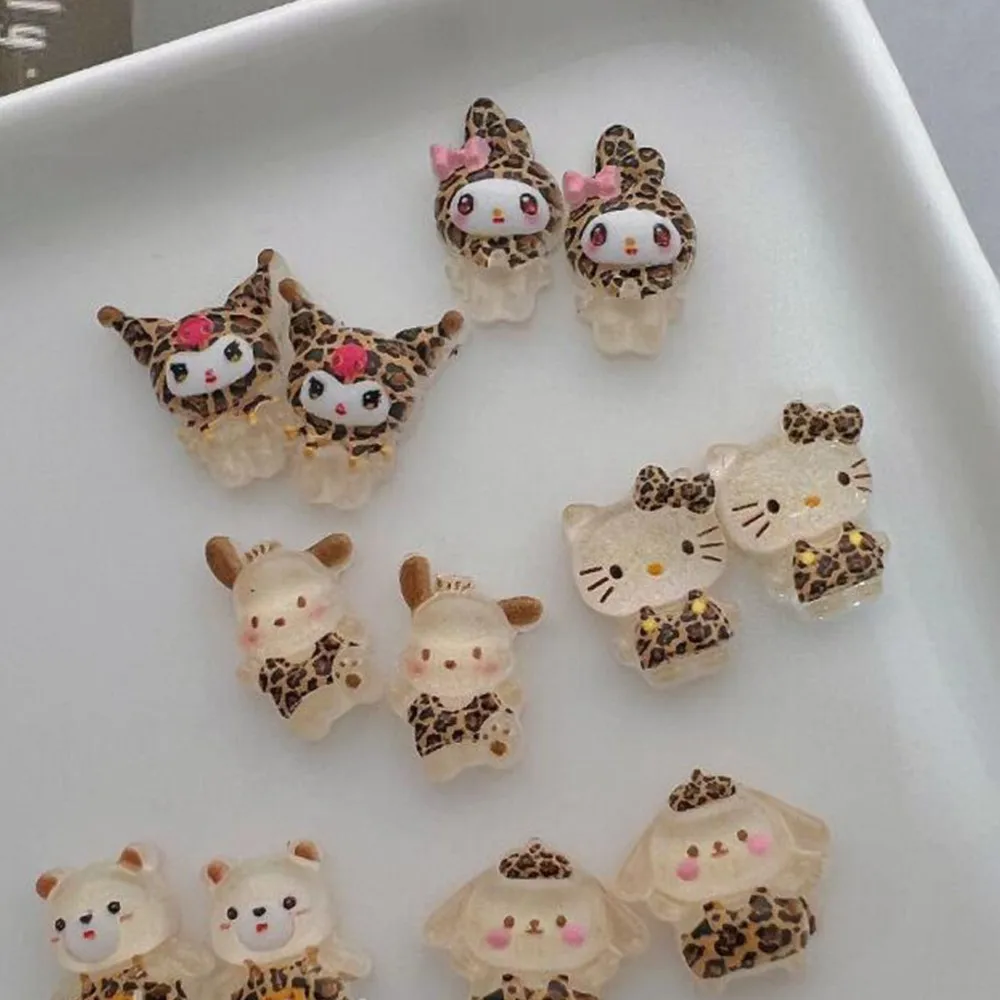 50 Stück Leopardenmuster Kuromi Kitty Katzen-Nagelcharms Niedliche Hello Kitty/Melody/Kuromi Nagelkunst-Strass Y2K Harz-Manikürezubehör