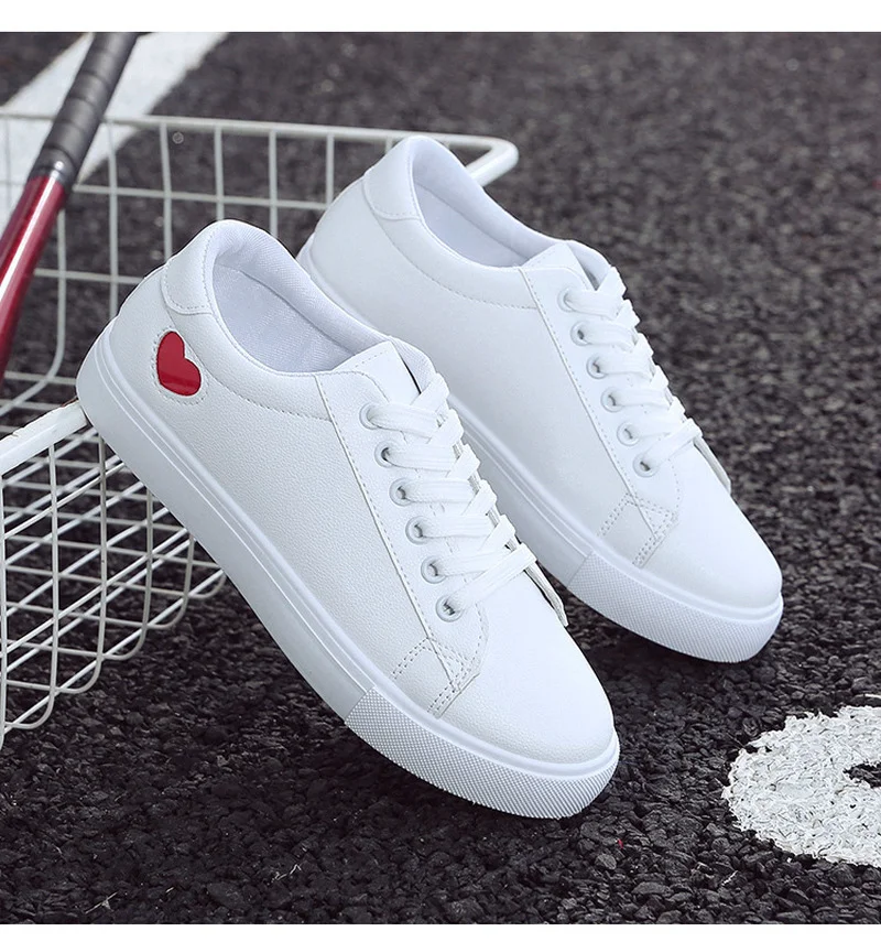 Wiosenne buty damskie Nowe Pu skórzane buty damskie Damskie serce Mieszkania Buty codzienne Białe trampki Projektant Luksusowy sznurowany tenis buty