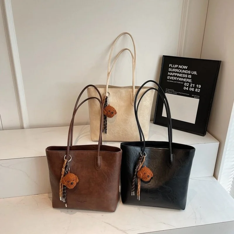 

Ladies Chic Leather Crossbody Bag For Daily Commute With Adjustable Strap In Classic Design