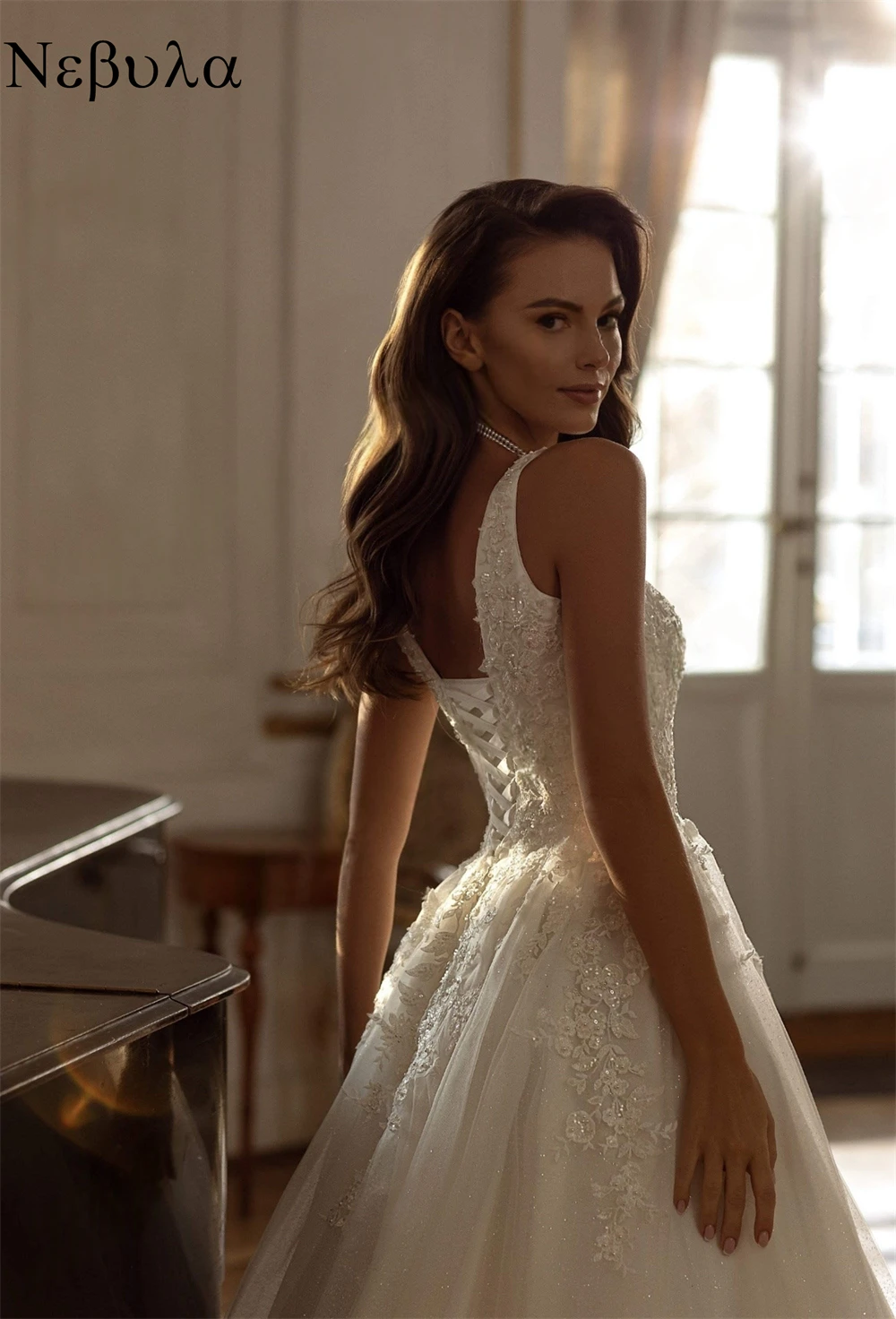 فساتين زفاف عصرية أنيقة ورائعة وساحرة ورومانسية مخصصة 	 فساتين مكشوفة الكتفين مزينة باللؤلؤ الصافي