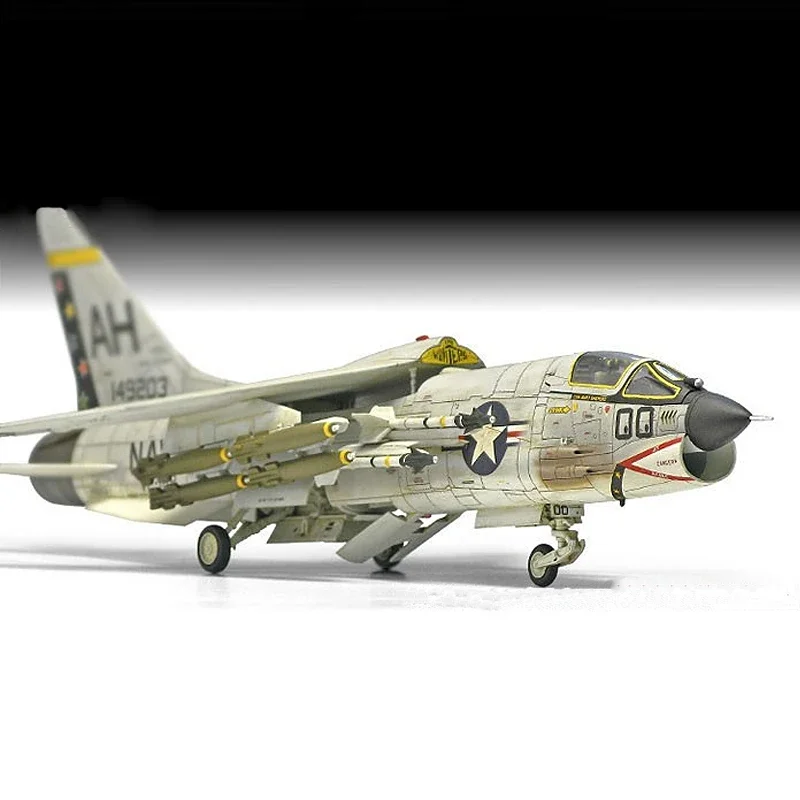 Academy Assembled Aircraft Model Kit 12521 American F-8E Fighter VF-162 Hunter Squadron 1/72