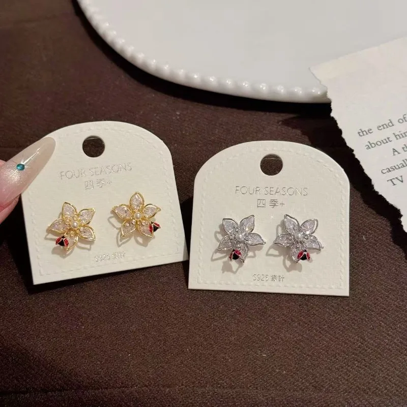 

Mori Exquisite Ladybug Flower Stud Earrings Light Luxury High-end Needle Earrings Femininity Versatile Sweet Stud Earrings