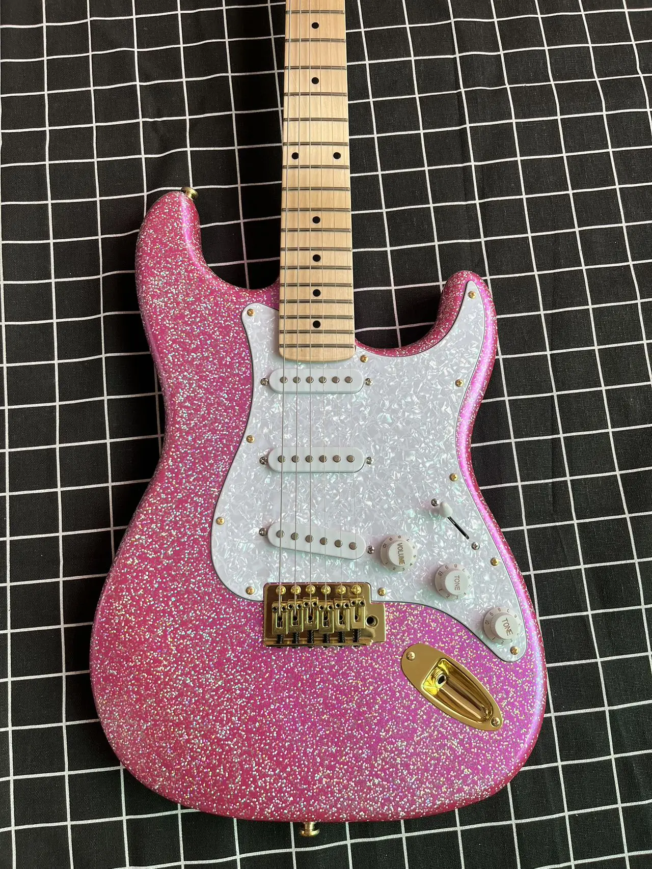 

2024 Fast delivery Factory outlet the High Quality Custom Body 6 String Wooden Bling Purple ST Electric Guitar 22 Fret