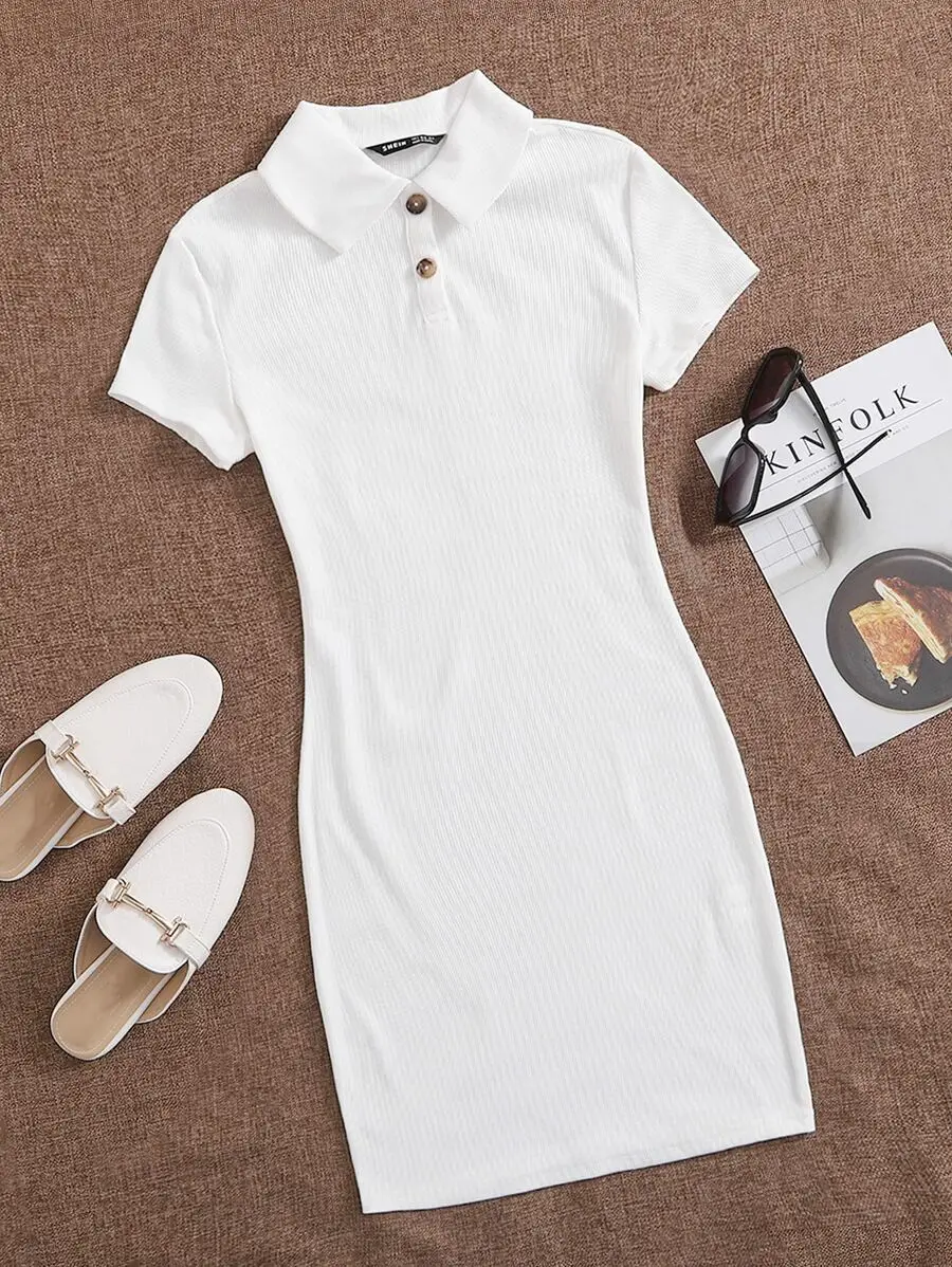 

Белое облегающее платье с воротником-поло и пуговицами спереди