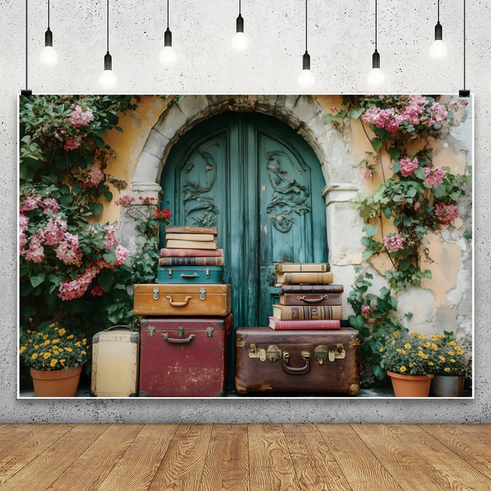 Fondo de fotografía de vides de flores de jardín, Maleta Retro, puerta de madera azul, reloj de pared de flores, varias cajas, retrato de bebé, fondo