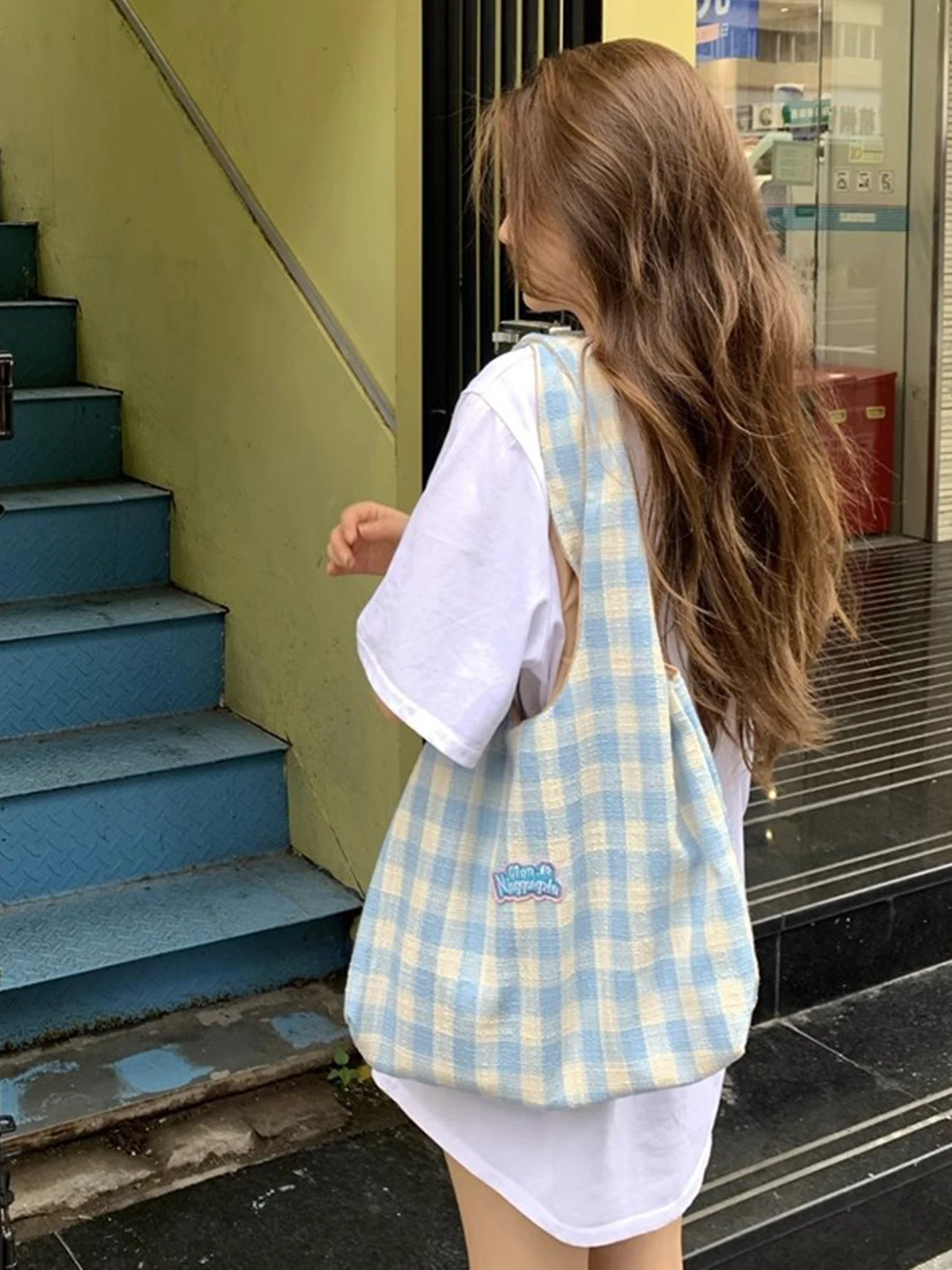 Nuevo bolso de hombro dulce a cuadros con letras bordadas para estudiantes universitarios con gran capacidad y bolso de lona versátil.