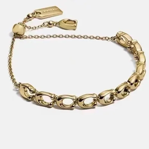 

Classic European and American C-letter Bracelet