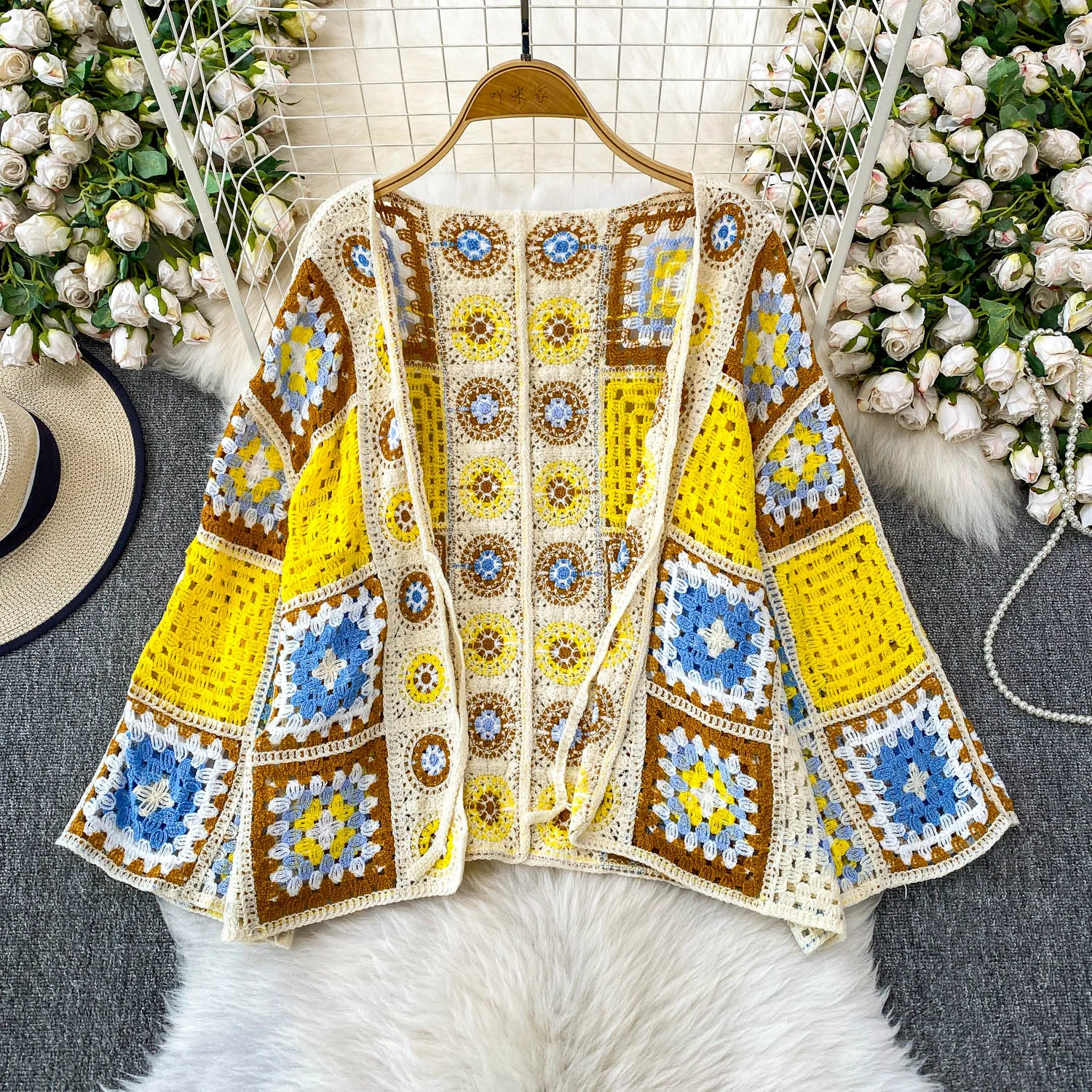 Damski kardigan na szydełku z otwartym przodem i wiązaniem, dziergany ażurowy sweter w stylu granny square, luźna kurtka/top, damski letni strój w stylu boho na wakacje.