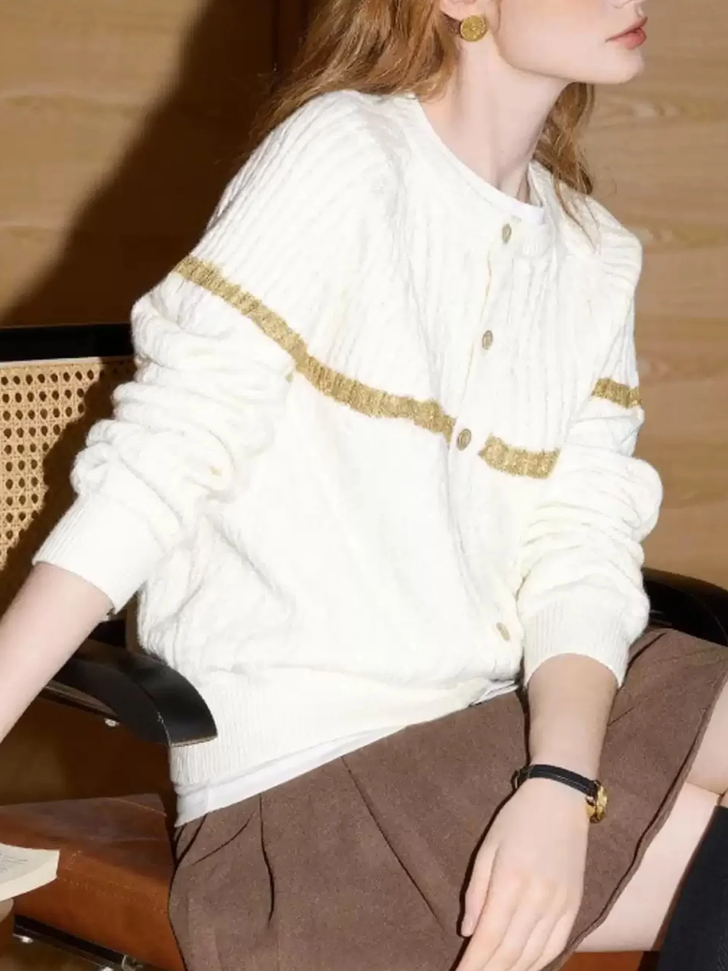 柔らかく快適なカマーレニットセーター レディース ロングスリーブ ファッショナブルで多用途なシングルボタンデザイン 冬用 ユーロスタイル