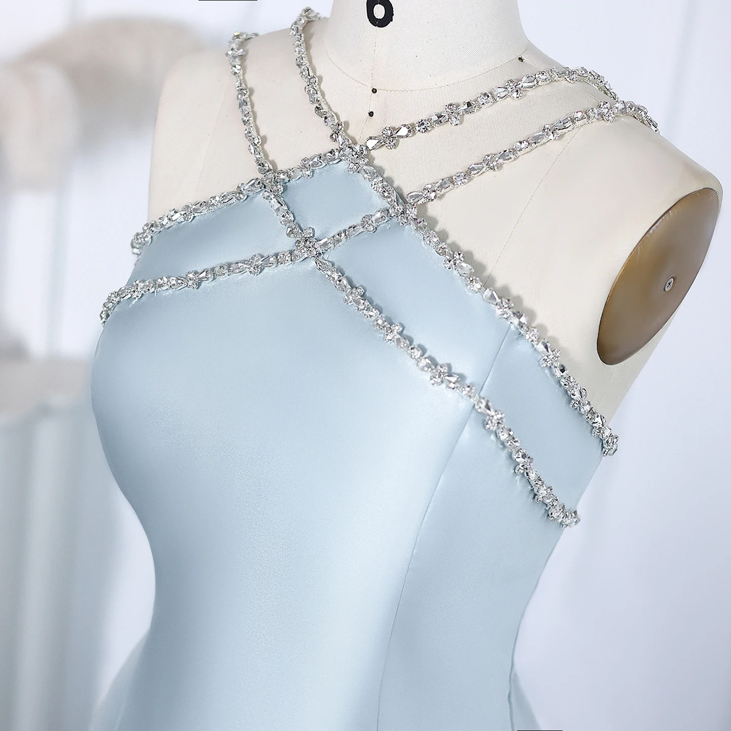 Sharon Said Neckholder Kristall Hellblaue Abendkleider mit Überrock Elegante blaue Damen-Hochzeitsparty-Kleider SF048 Maßgeschneidert