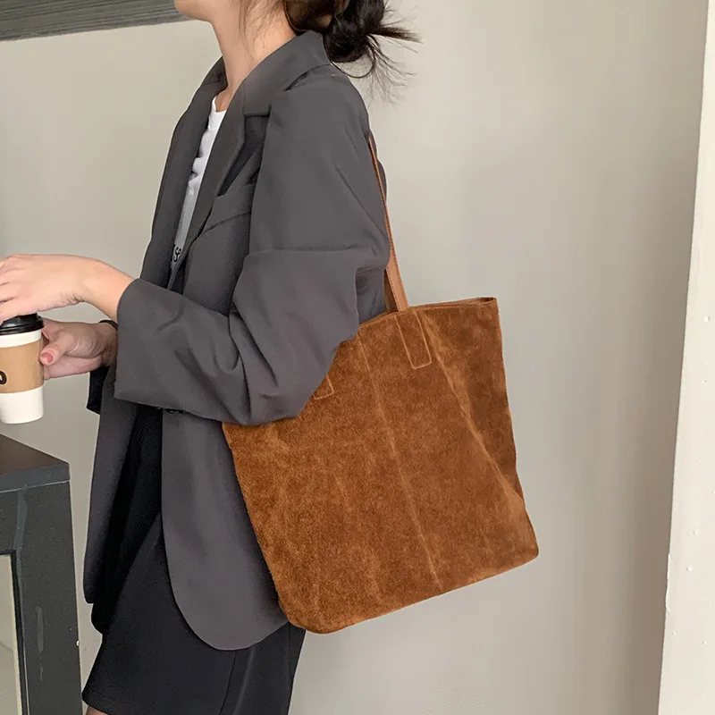 

Retro Commuter Tote Bag, 2025 New Niche Matte Bucket Bag, First-layer Cowhide Women's Bag, Large-capacity Leather Shoulder Bag.