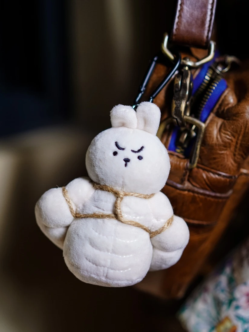 

Креативные мягкие игрушки-подвески из серии Plu Gym: Мышечный Медведь и Мышечный Кролик – коллекционные мягкие игрушки для энтузиастов.