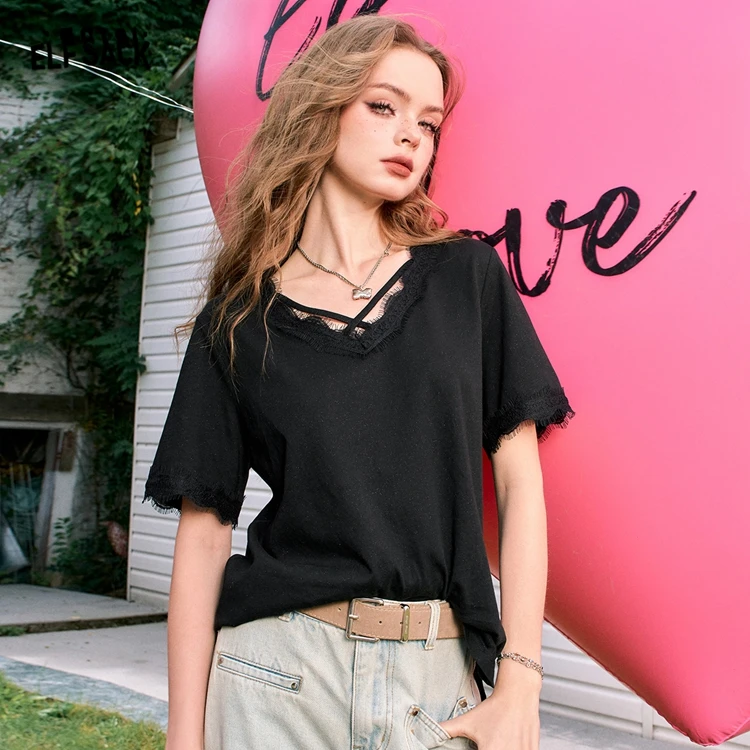 ELFSACK 2024 Summer New Arrivals Black lace splicing v-neck shiny solid color cool girl short-sleeved T-shirt for women