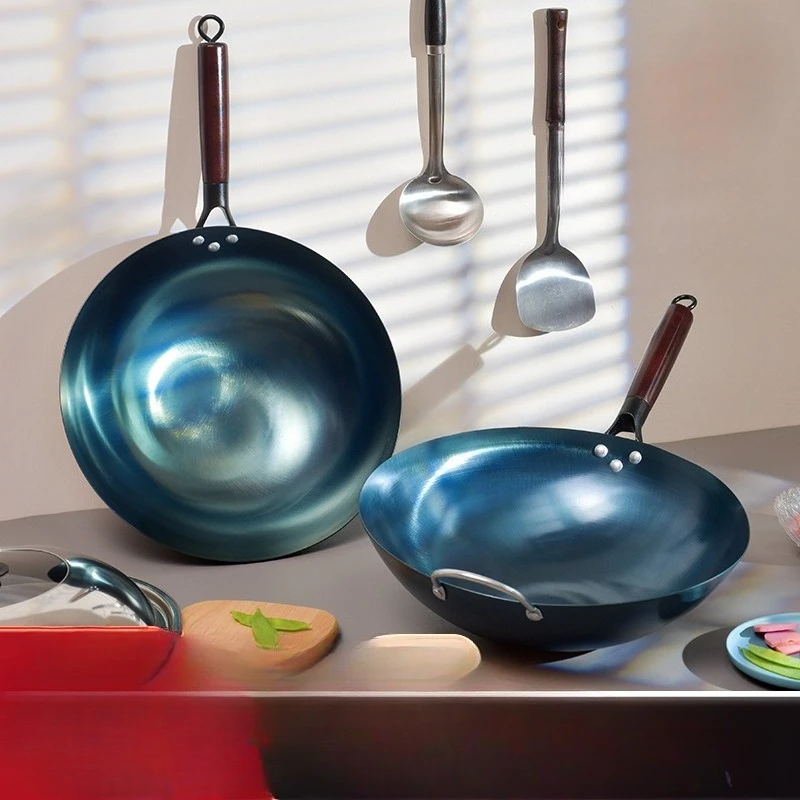 

Старомодный вок без покрытия для бытовой газовой плиты, из кованого железа, с заглушеной отделкой.