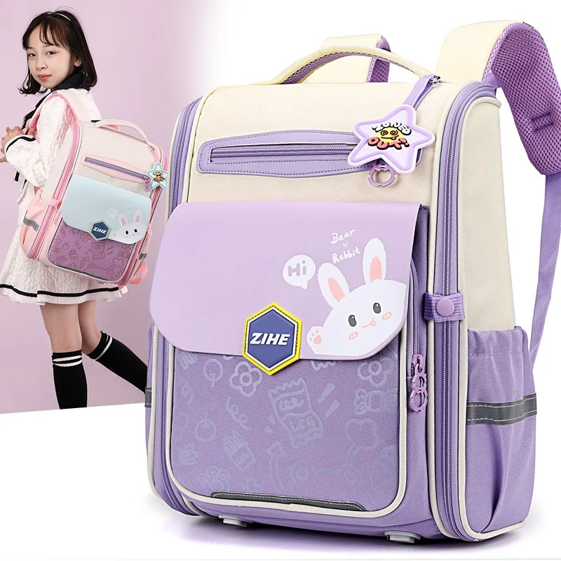 軽量で脊椎保護機能付きの小学生用リュックサック。1～3年生向けの大容量スペースバックパック。両肩掛けタイプ。
