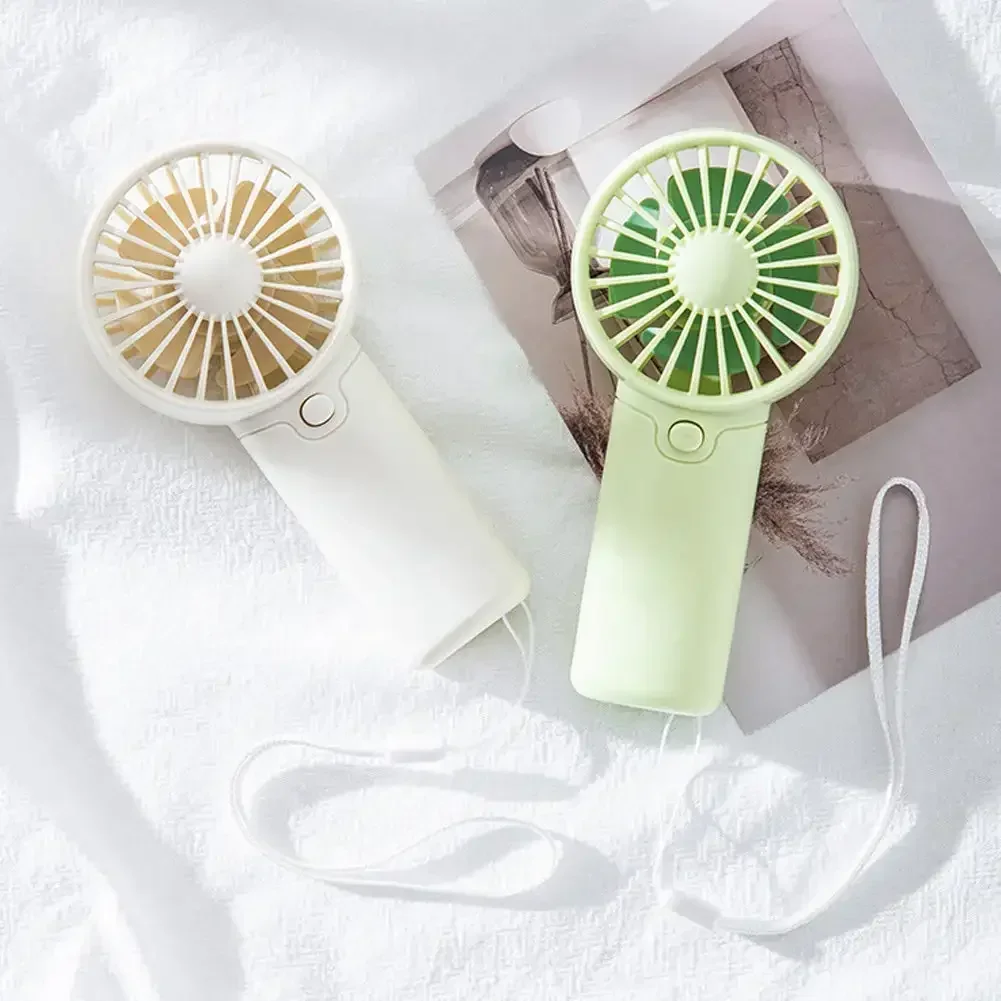 พัดลมมินิน่ารัก พัดลมมือถือแบบพกพา น้ําหนักเบา พัดลมที่มีประโยชน์ ขนาดพกพา เสียงต่ํา พัดลมไฟฟ้าขนาดเล็ก ของขวัญนักเรียน พัดลมกลางแจ้ง 2024