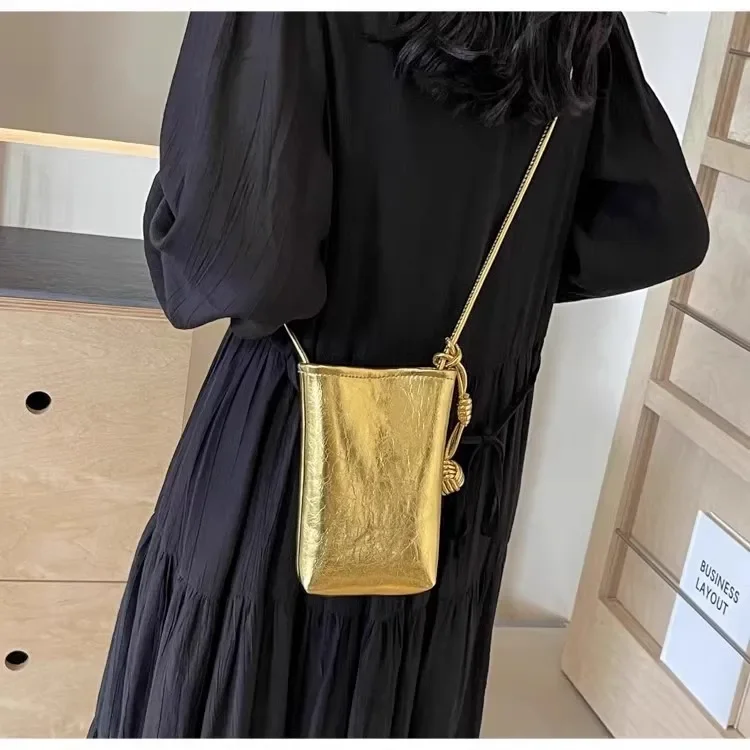 حقيبة هاتف ذهبية فاخرة للنساء حقيبة كروس جلدية من الشمع الزيتي مع قلادة كروية منسوجة حقيبة كتف مسائية أنيقة