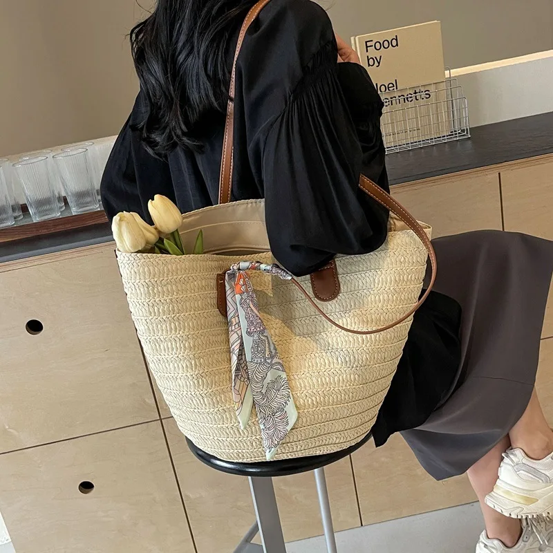 Grass woven bag for women with large capacity 2024 new grass woven commuting water bucket bag, vegetable basket tote bag