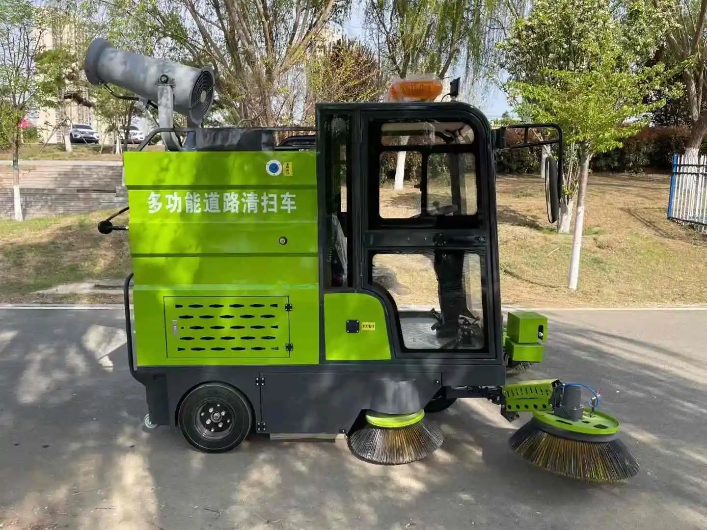 Road Driving Sweeper With Fog Bubble Park Electric Sweeper Floor Cleaning Equipment Street Cleaning Machine