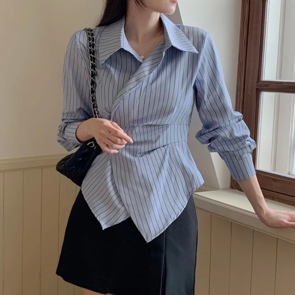 بلوزة نسائية قصيرة بخطوط زرقاء على شكل حرف v قمصان على الطراز الكوري بأكمام طويلة وخطوط زرقاء ملابس خروج بأزرار ضيقة قمصان نسائية