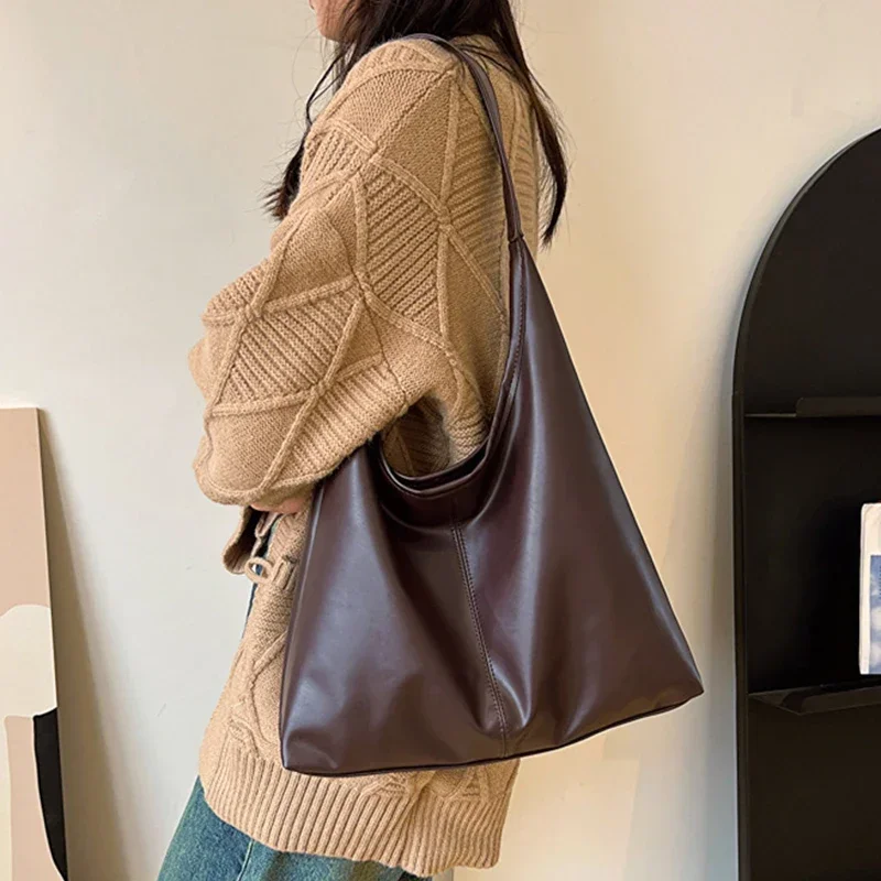 Neue Retro-Tragetasche für Damen, große Kapazität, Schultertasche, schlichtes Design, ideal für den täglichen Gebrauch, handgefertigte Lederhandtasche, Herbst/Winter, für Arbeit und Reisen. – Detail 2