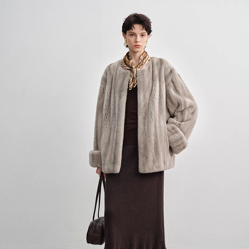 Futro z norek zimowych importowanych z Chin, aksamitne, z rękawami typu dynia, dekolt okrągły, krótkie, damskie, z naturalnego futra norek.