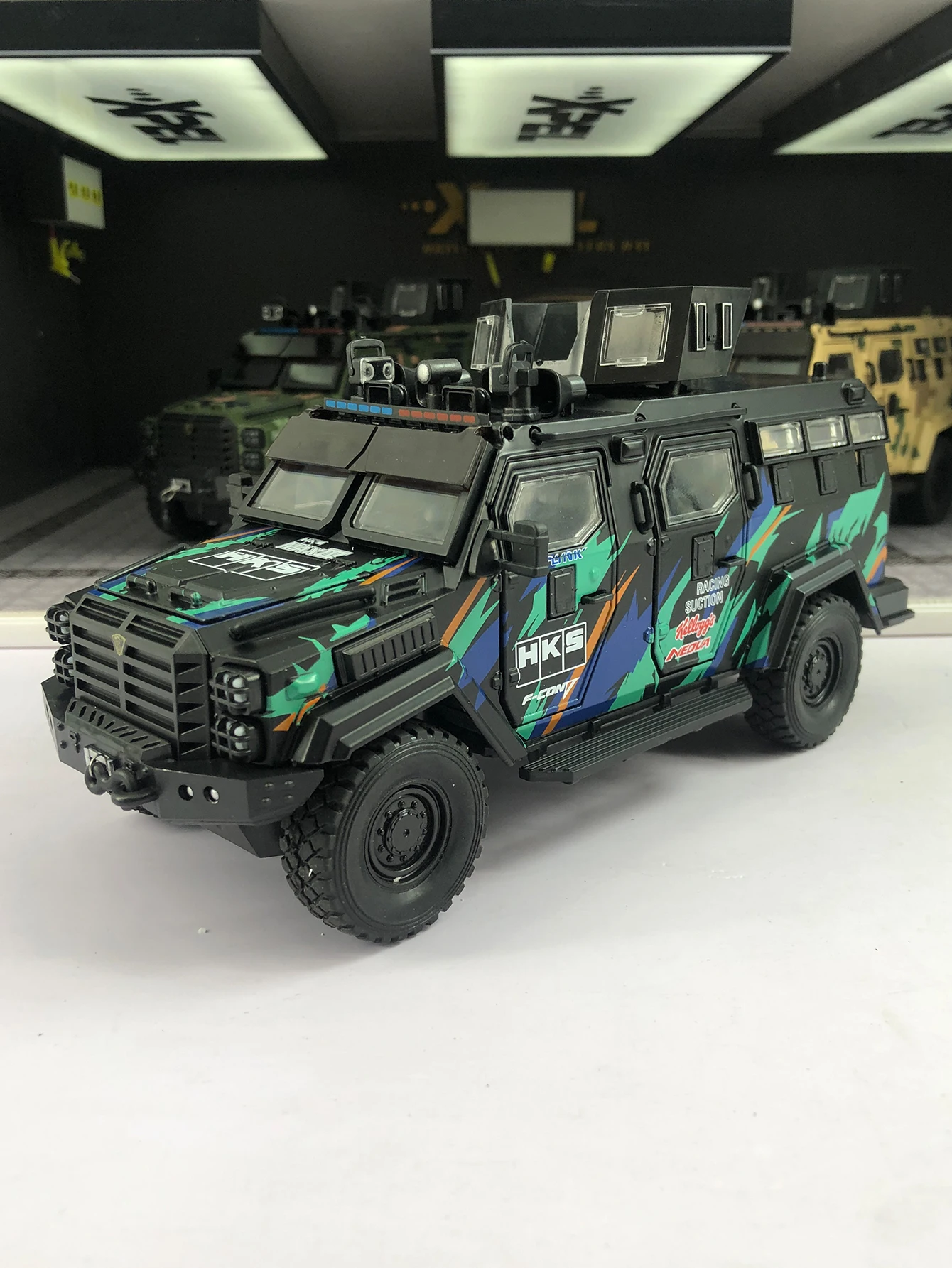 

1:24 имитация бронеавтомобиля из цинкового сплава, статическое украшение, металлический коллекционный подарочный автомобиль