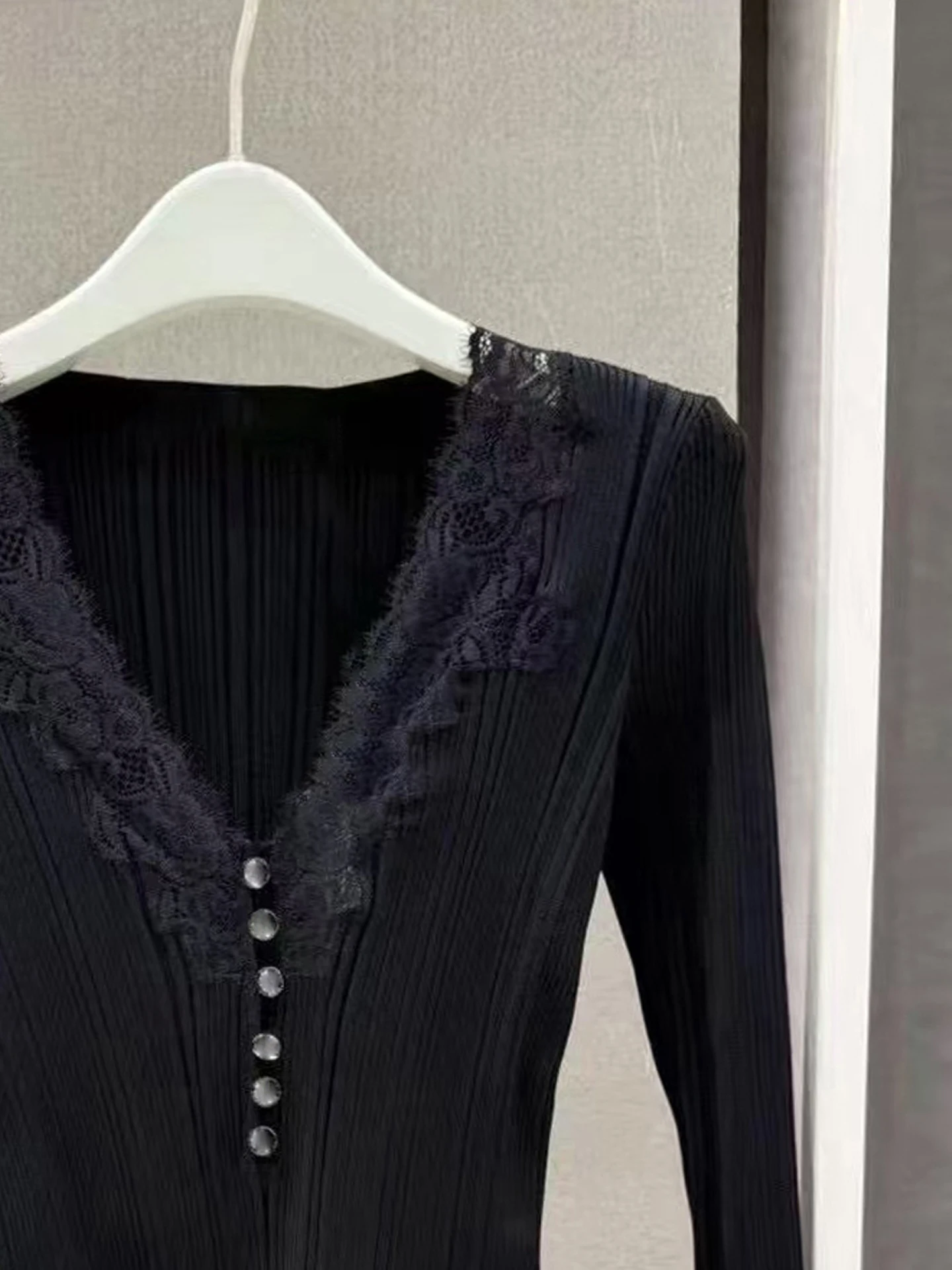 Slim Fit Lace Splice V-Ne gebreide top Dames Premium Faion Herfst 2025 SP Home South Oil High-End Dameskleding