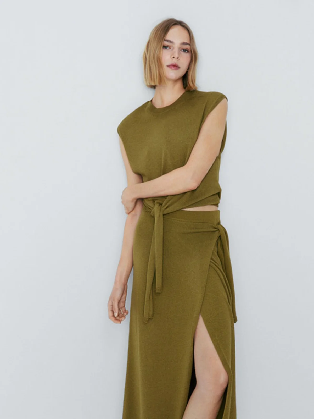 MD レディース 夏 2023 ニット ミニスカート サイドスリット付き ラウンドネック ノースリーブ トップス おしゃれなデザイン 通勤スタイル 無地