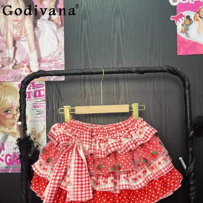 تنورة منقوشة بالفراولة الحمراء للنساء Y2K تنورة لطيفة للفتيات الجميلات منتفخة بتصميم فيونكة على شكل كعكة للسيدات تنورة صيفية صغيرة عالية الخصر