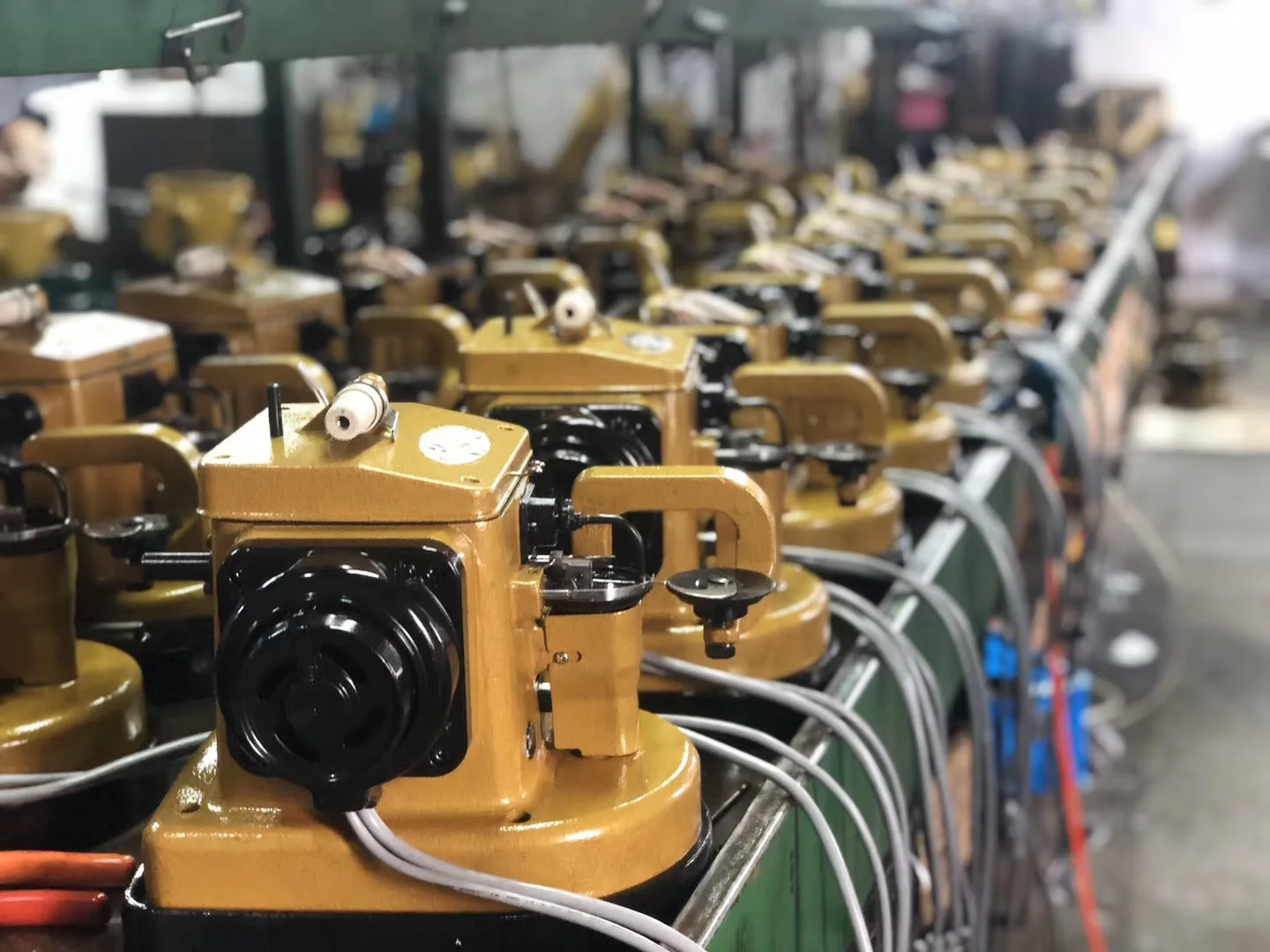 China Electronic Industrial Refurbished Furniture Stitching Heavy Duty Needle Feed Strong Leather Bags Fur Sewing Machine AA