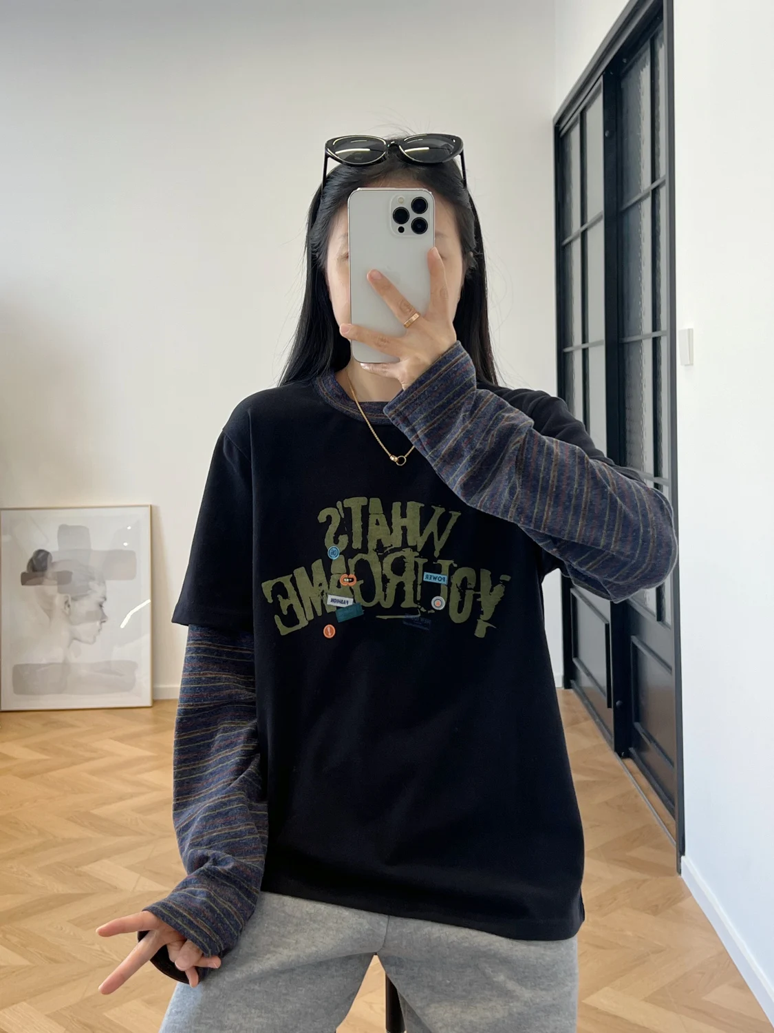 

Женская футболка с длинным рукавом и круглым вырезом, с принтом в виде букв, в стиле колор-блок, имитация двухслойности, приталенная, базовая модель