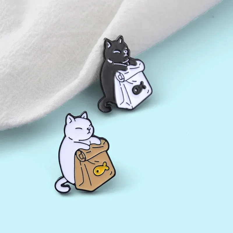 2PCs Cute Black White Cat Brooch Cartoon Animal Lapel Pin Biżuteria Prezenty Odznaka Odzież Plecak Akcesoria