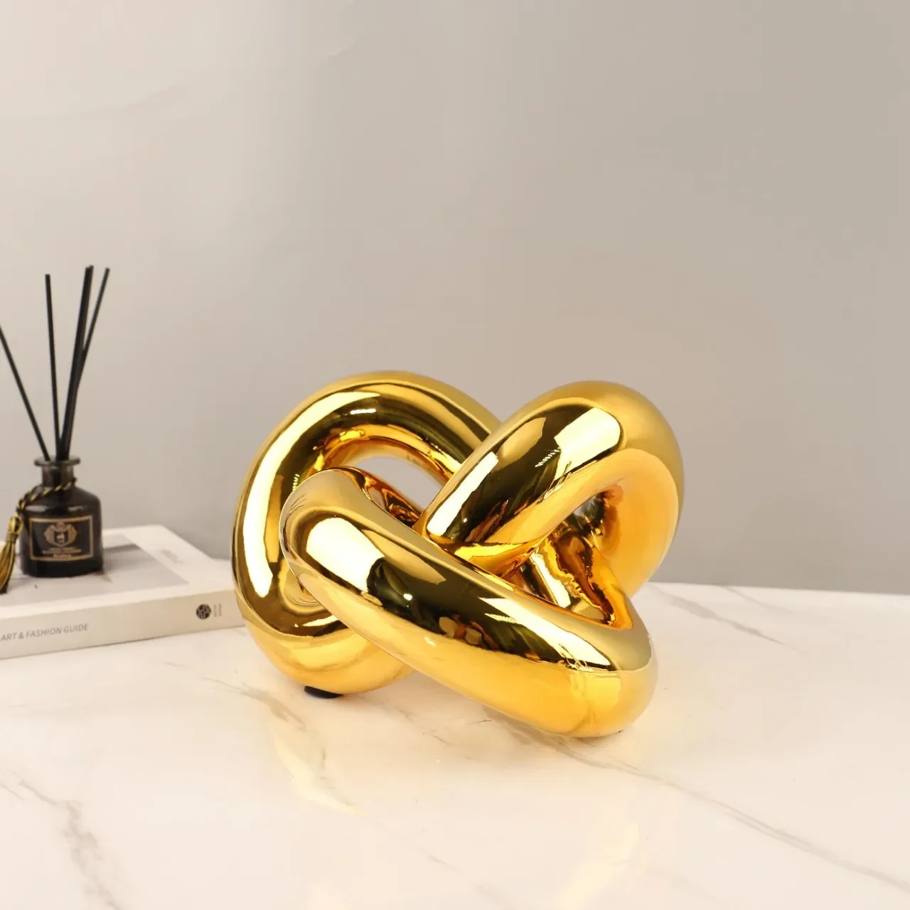 

Resin Handicraft Gold Knot Winding Art Pieces Golden Conduit Geometric Ornament Decorative Figurines Home Decoration Accessories