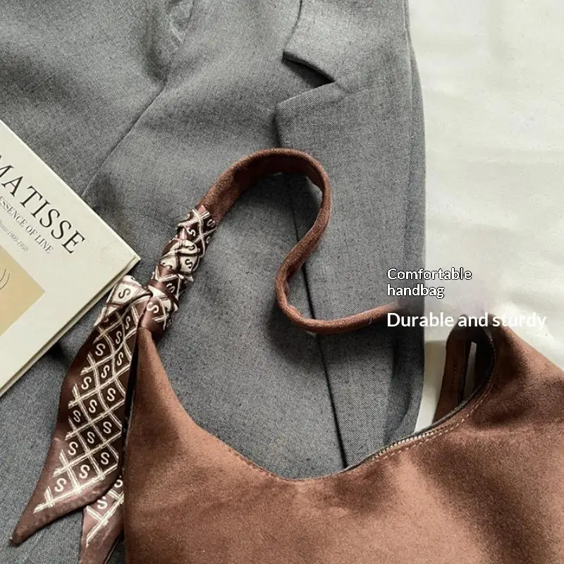 Retro-Handtaschen aus weichem PU-Leder für Damen, zum Tragen über der Schulter oder unter dem Arm, mit Seidenschal, lässige, einfarbige Damen-Umhängetaschen. – Detail 9