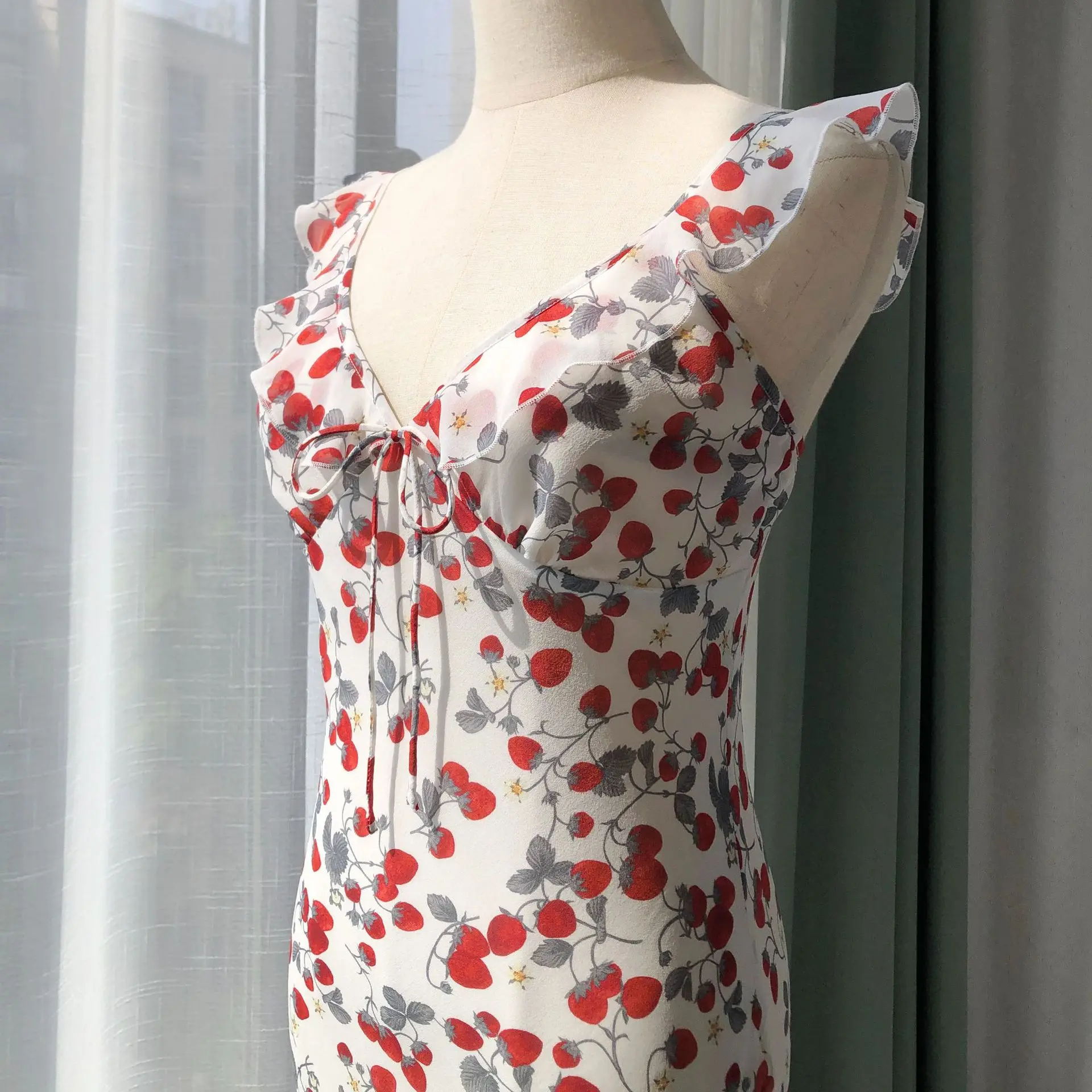 Soffio di fragole · Abito francese romantico in georgette di seta con foglie di loto lungo e corto