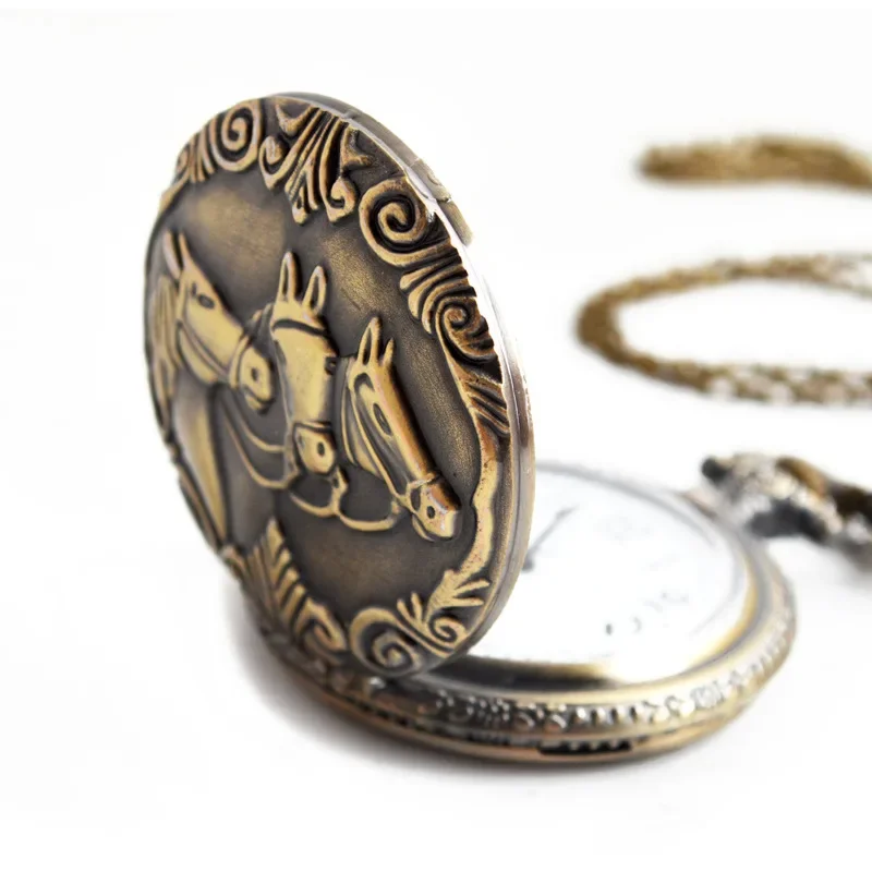 Reloj de bolsillo de cuarzo Vintage para hombres, mujeres y niños, cadena Fob, 3 caballos, animales, grabado con láser, collar tallado, reloj colgante antiguo
