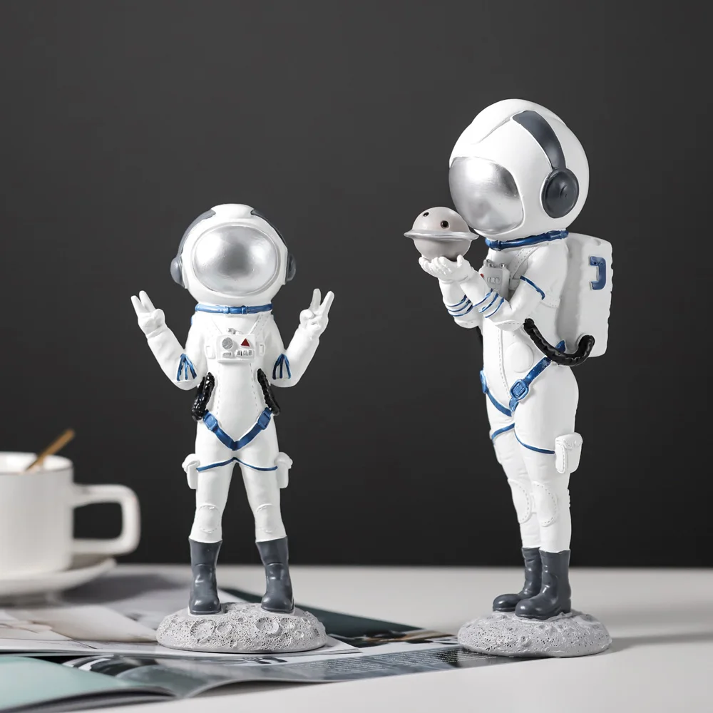 Fashion Creative Astronaut Figurines Resin Spacewoman Ornaments Modern Home Living Room Kids Bedroom Decor Craft Gift Pen Holder