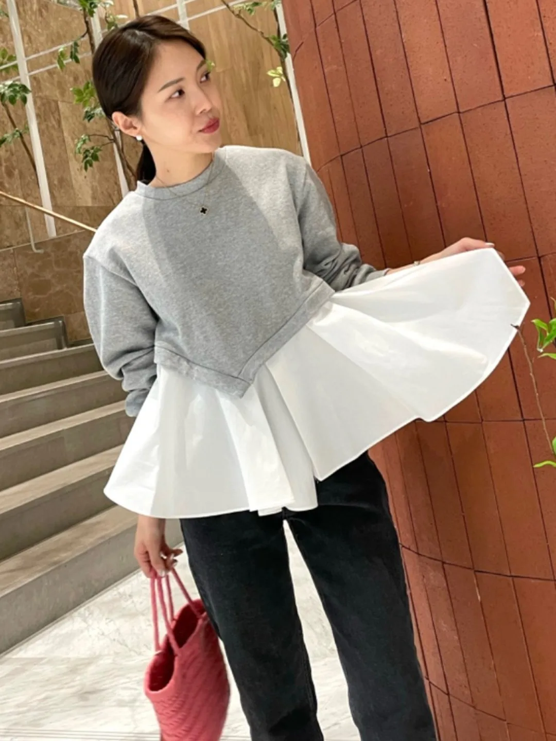 Elegancka Jesienno-Zimowa Nowa Koreańska Asymetryczna Bluza z Falbanką i Kolorowym Blokowaniem, Uniwersalna Damska