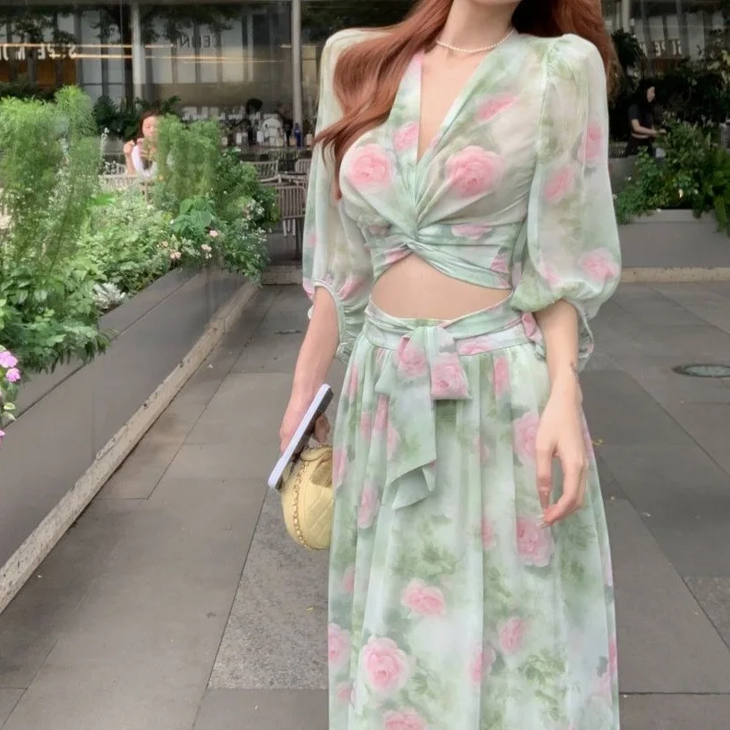 Conjunto de ilha de roupa estilo férias com pregas florais, camisa com decote em V, saia evasê de cintura alta feminina, conjunto de saia de duas peças