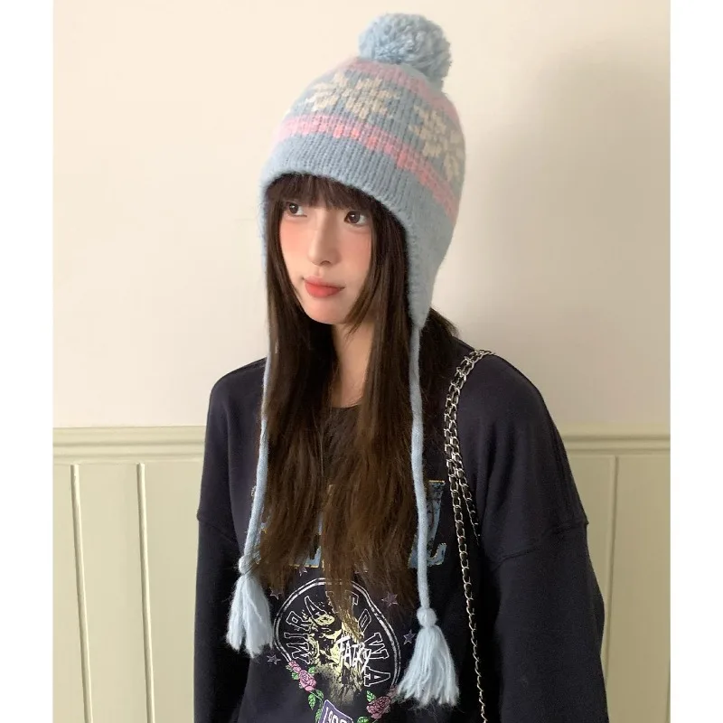 Japanische Retro Fair-Isle-Stil Jacquard-Mütze mit Pelzbällen, warme Ohrenschutz-Bombermütze mit Schnürung für Damen für Herbst und Winter – Detail 1