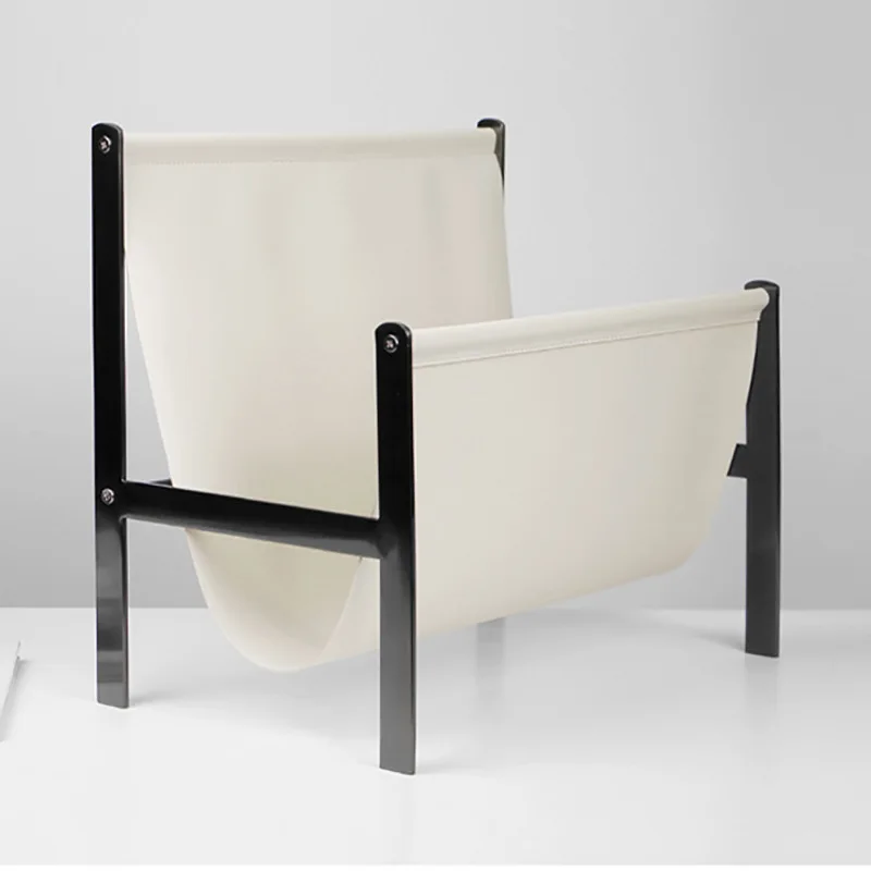 Portariviste con sedia in pelle semplice e moderna, espositore e ornamento, casa modello, ufficio vendite, scaffale portaoggetti, decorazione morbida.