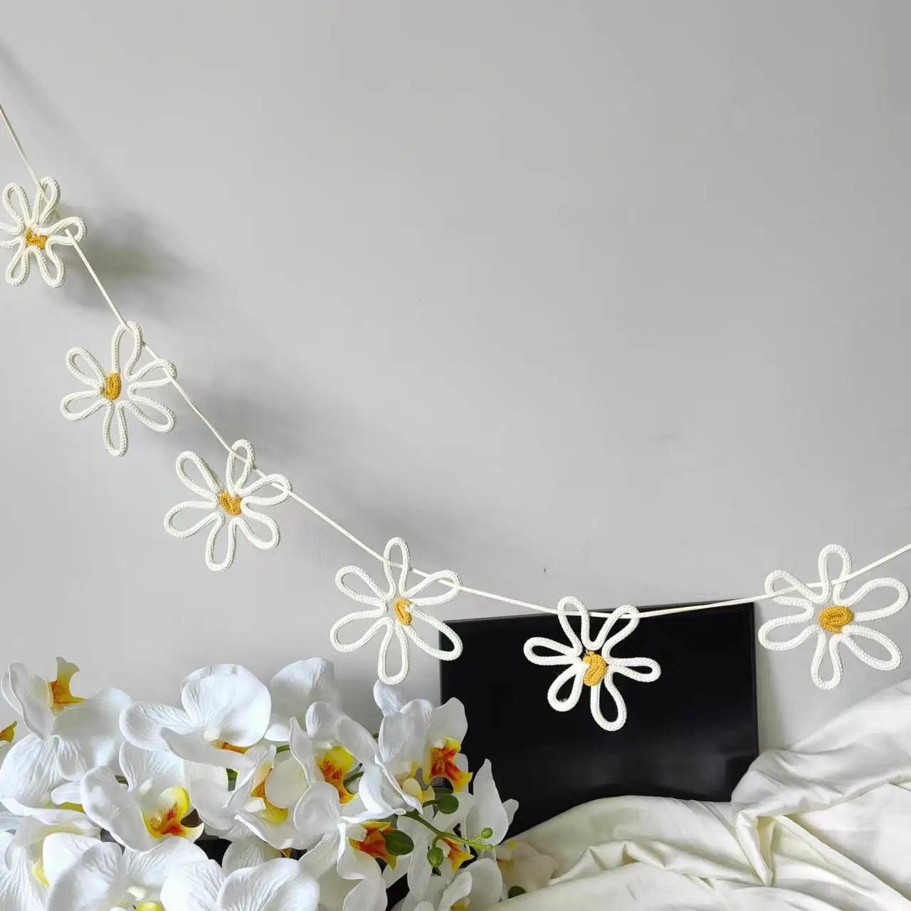daisy-theme-knitted-hooked-flower-wall-decor-korean-style-wire-letters-flower-wall-stickers-flag-decoration-accessories