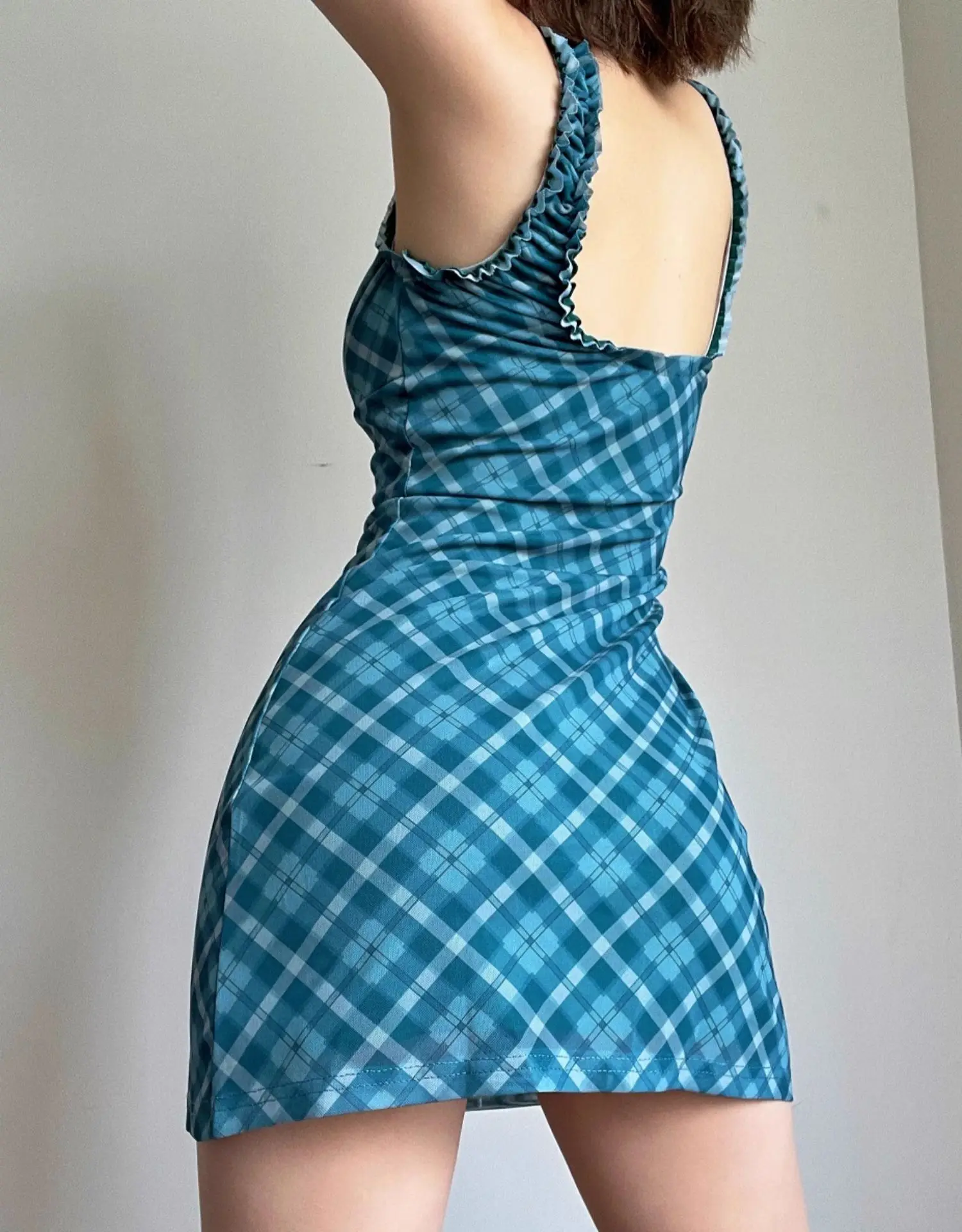 여성 브이넥 민소매 원피스, 프렌치 스타일 매시걸, 레트로 플로럴 슬림 메쉬, 신축성 랩 힙합, 짧은 원피스, D453, 2024 년 여름 신상