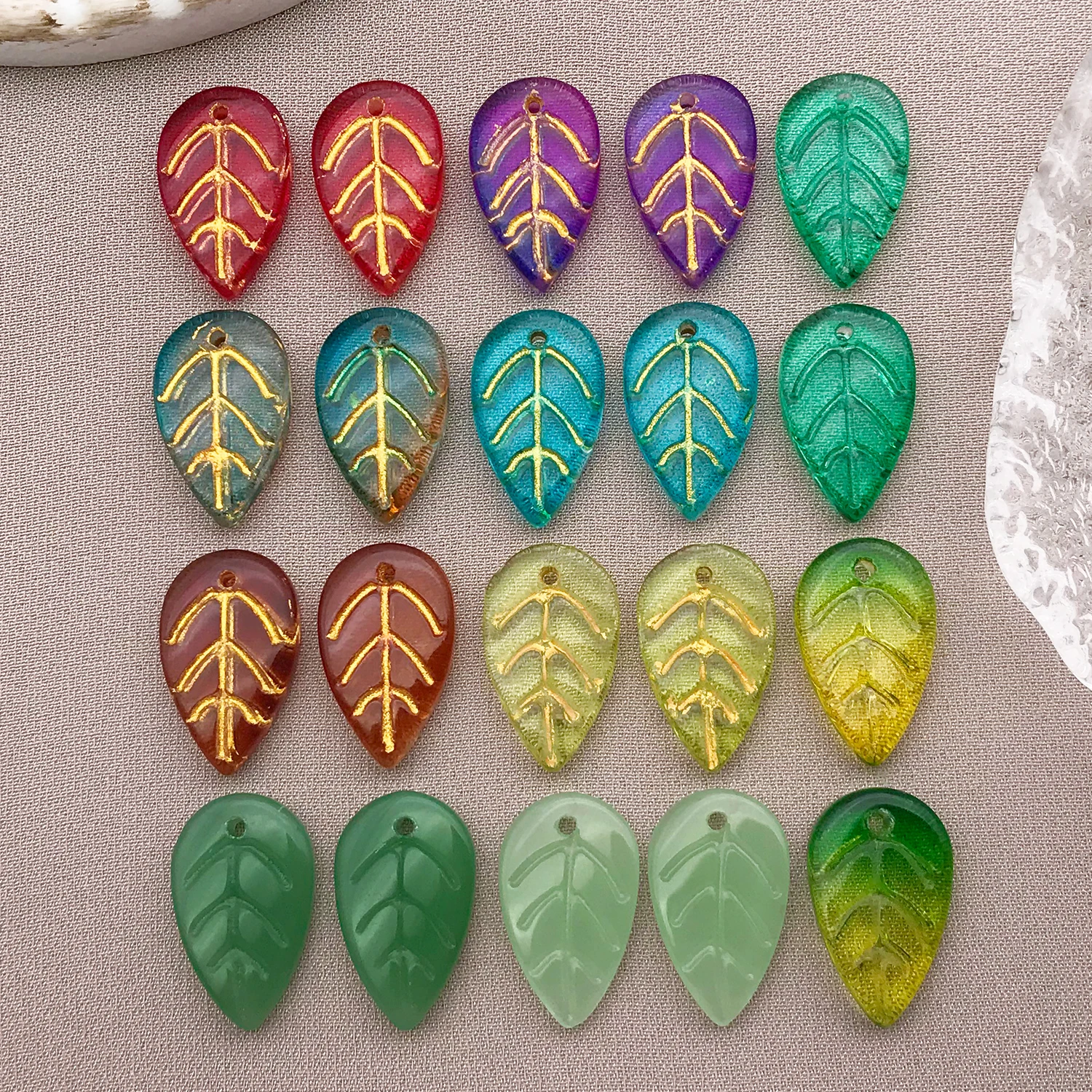 20/30pcs 11X18mm Glass Beads Leafs Leaves Transparent Green Loose Spacer Beads Charms Pendants Glass DIY JewelryMakingAccessorie
