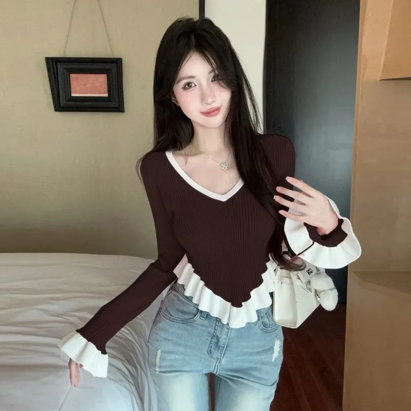 

Korean Style Temperament Color-blocked V-neck Long-sleeved Knitted T-shirt for Women in Winter Slim-fitting Top with Fungus Edge